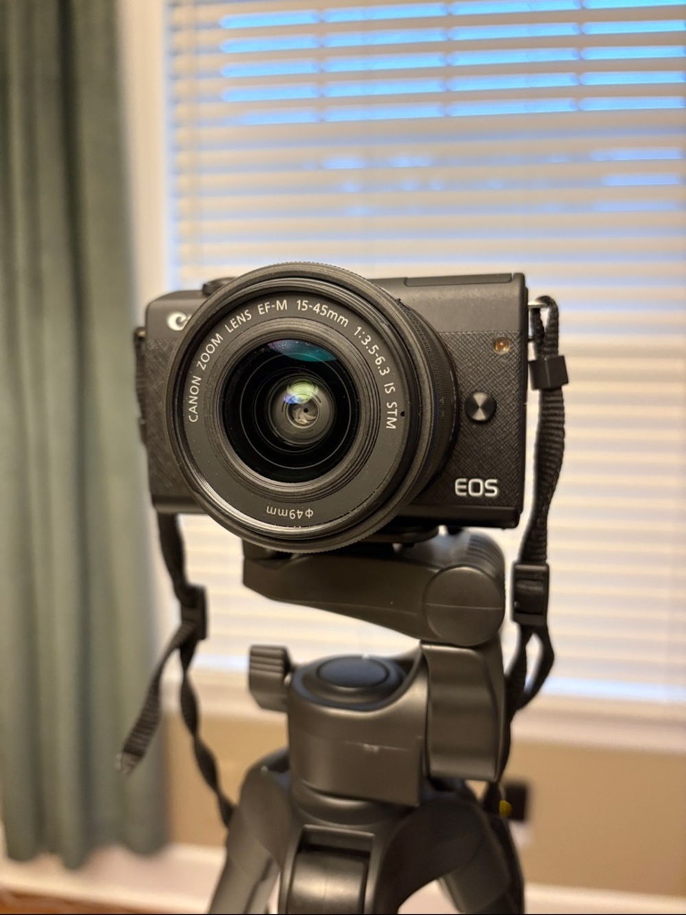 Canon EOS M200 Mirrorless Camera Bundle W/ Lens, Tripod, Extra Battery + Case - Picture 5 of 14